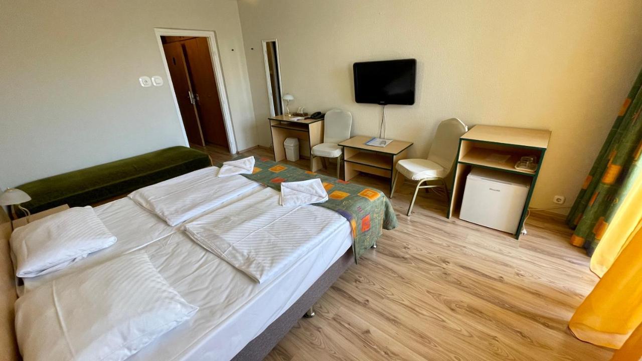 Hotel Magistern Konferencia Es Wellnesshotel Siofok Exterior photo